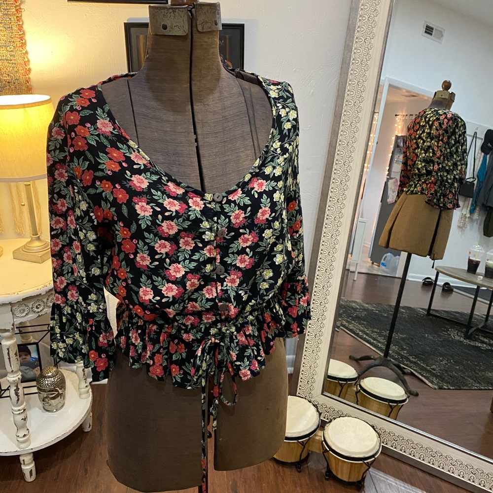 🖤 Patrons of Peace | Floral Top. - Picture 4 of 5